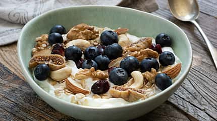 Schüssel mit Joghurt, Blaubeeren und Nüssen Schüssel mit Joghurt, Blaubeeren und Nüssen