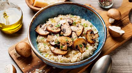 Schüssel mit Risotto und Pilzen Schüssel mit Risotto und Pilzen