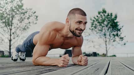 Fitter Mann mit Buzz Cut in Plank-Position Fitter Mann mit Buzz Cut in Plank-Position