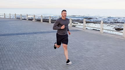 Mann joggt im Freien Mann joggt im Freien