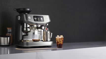 Egal, ob Espresso, Caffe Creme, oder Cold Brew - die Oracle Jet von Sage liefert beste Genussmomente. Egal, ob Espresso, Caffe Creme, oder Cold Brew - die Oracle Jet von Sage liefert beste Genussmomente.