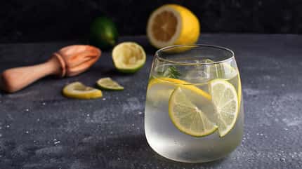 Glas mit alkoholfreiem Gin-Cocktail und Zitronenscheiben drin Glas mit alkoholfreiem Gin-Cocktail und Zitronenscheiben drin