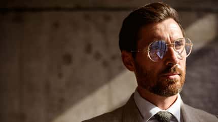 Ein Mann mit Brille im Seitenprofil