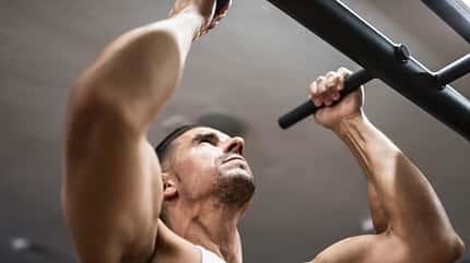 Chin-ups oder Pull-ups: Welcher Griff ist besser für dich? Chin-ups oder Pull-ups: Welcher Griff ist besser für dich?