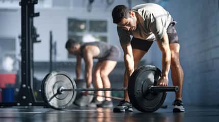 Mann mit Langhantel im Gym Mann mit Langhantel im Gym