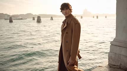 Model in Venedig beim Shooting der bugatti HW 25 Kollektion