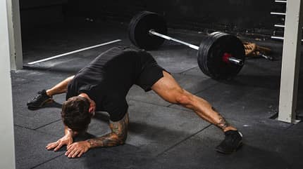 Ein Mann stretcht seine Beine im Gym