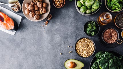 Draufsicht auf gesunde Omega-3-reiche Lebensmittelzutaten