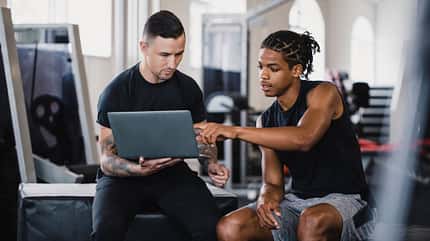 Personal Trainer mit einem Client Consulting