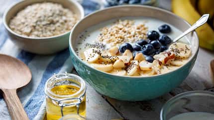 Heidelbeeren, Bananenscheiben, Haferflocken und Joghurt Heidelbeeren, Bananenscheiben, Haferflocken und Joghurt