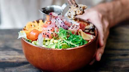 Eine Bowl mit Wakame, Edamame und Gemüse Eine Bowl mit Wakame, Edamame und Gemüse