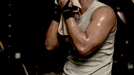Schöner junger asiatischer Mann Cardio und Training im Fitnessstudio.