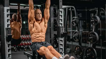Ein Mann macht Hanging Leg Raises Ein Mann macht Hanging Leg Raises