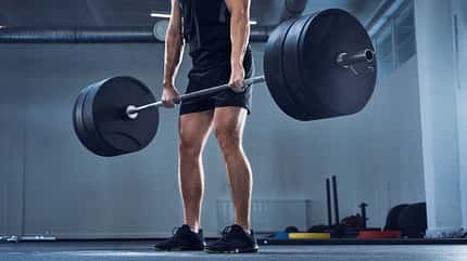 Ein Mann macht Deadlifts