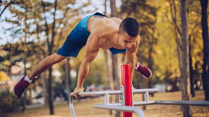 Ein Mann trainiert im Park Ein Mann trainiert im Park