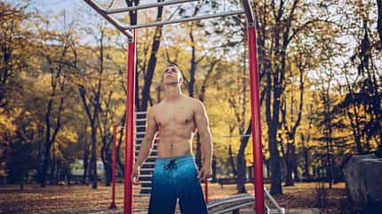 Ein Mann mit Sixpack im Fitnesspark Ein Mann mit Sixpack im Fitnesspark