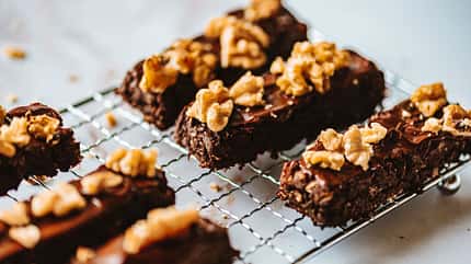 selbstgemachte Schokoproteinriegel auf einem Rost selbstgemachte Schokoproteinriegel auf einem Rost