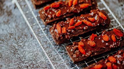 Schokoladen-Proteinriegel mit Gojibeeren Schokoladen-Proteinriegel mit Gojibeeren