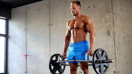 Ein muskulöser Mann, oberkörperfrei beim Kreuzheben Ein muskulöser Mann, oberkörperfrei beim Kreuzheben