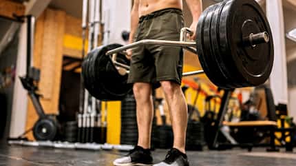 Ein Mann beim Kreuzheben im Gym Ein Mann beim Kreuzheben im Gym