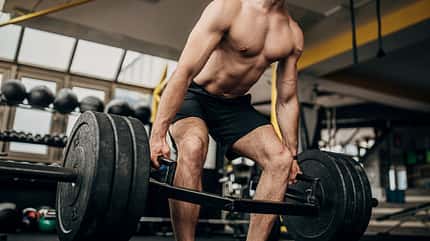 Ein muskulöser Mann beim Kreuzheben Ein muskulöser Mann beim Kreuzheben