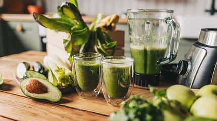 Gesunde grüne Smoothies mit Gemüse Gesunde grüne Smoothies mit Gemüse