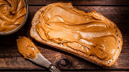 Brot mit Erdnussbutter