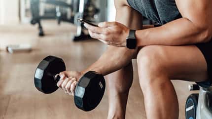 Ein Mann trainiert seinen Bizeps mit einer Kurzhantel