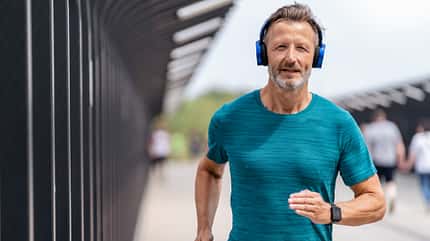 Mittelalter Mann, der joggt Mittelalter Mann, der joggt