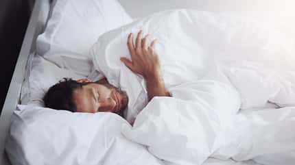 Ein Mann schläft im Bett Ein Mann schläft im Bett