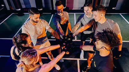 Gruppe trainiert im Fitnessstudio 