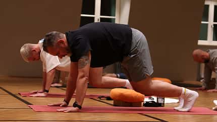 Männer beim Yoga