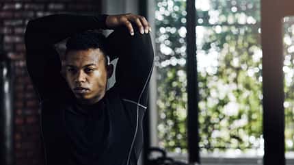 Ein Mann dehnt sich vor dem Sport 