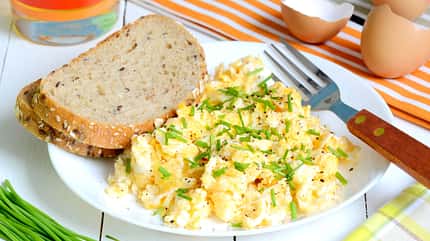 Scrambled eggs with wholemeal bread and fresh chives