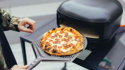 Nicht nur für perfekt gebackene Pizza: Mit dem Arc Lite lässt sich auch Gemüse flambieren, ein Steak zubereiten und vieles mehr 