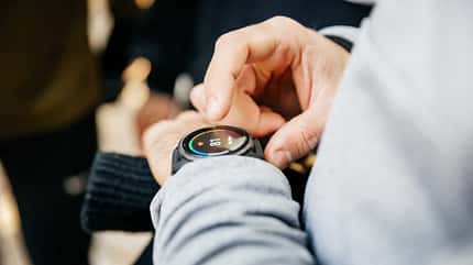 Closeup: Person tippt auf Smartwatch