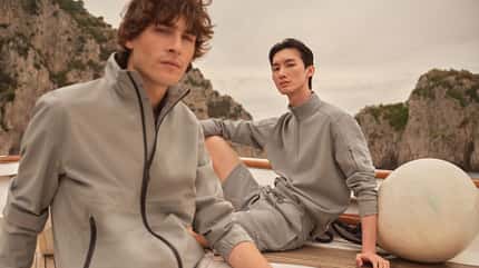 Zwei männliche Models in der bugatti Kollektion Frühjahr/Sommer 2026