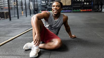 Ein Mann erholt sich im Gym nach dem Crosstraining