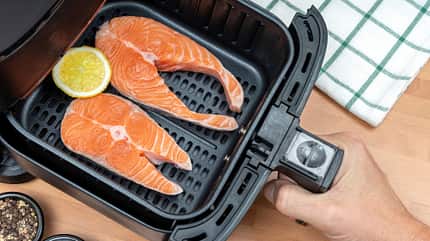 Zwei Lachsfilets und Zitrone im Airfryer Zwei Lachsfilets und Zitrone im Airfryer
