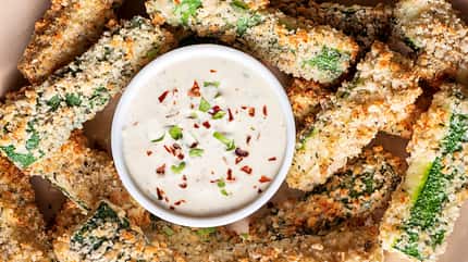 Zucchini-Pommes mit Joghurt Dip