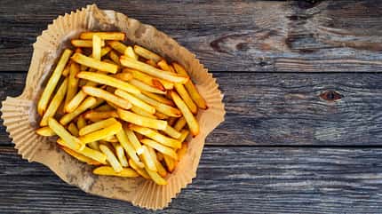 Pommes auf einem Backpapier speziell für die Heißluftfritteuse