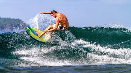 Surfer beim Surfen einer Welle