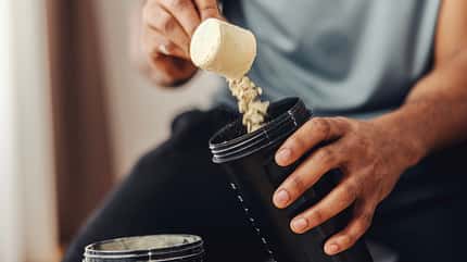 Proteinpulver kann zu Blähungen führen Proteinpulver kann zu Blähungen führen