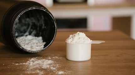 Proteinpulver kann zu Blähungen führen Proteinpulver kann zu Blähungen führen