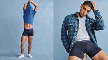 Männliches Model in Boxershorts, Socken und T-Shirt von Levi's® Underwear Männliches Model in Boxershorts, Socken und T-Shirt von Levi's® Underwear