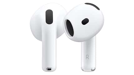Apple AirPods 4 auf weißem Hintergrund