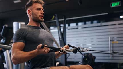 Junger Mann beim Training im Fitnessstudio Junger Mann beim Training im Fitnessstudio