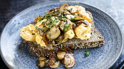 Rührei mit Brot Rührei mit Brot