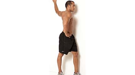 Einarmiges Brustdehnen mit angewinkeltem Arm an der Wand Einarmiges Brustdehnen mit angewinkeltem Arm an der Wand