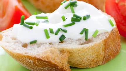 Frischkäse statt Butter auf dem Brot hilft Kalorien zu sparen Frischkäse statt Butter auf dem Brot hilft Kalorien zu sparen